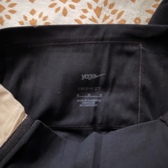 Nike Yoga Luxe Black and Cream Women's Leggings - Picture 3 of 3